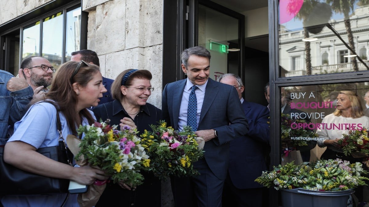 Τα ιστορικά λουλουδάδικα της Βουλής άνοιξαν και πάλι τις πόρτες τους – Δείτε φωτογραφίες από τα εγκαίνια