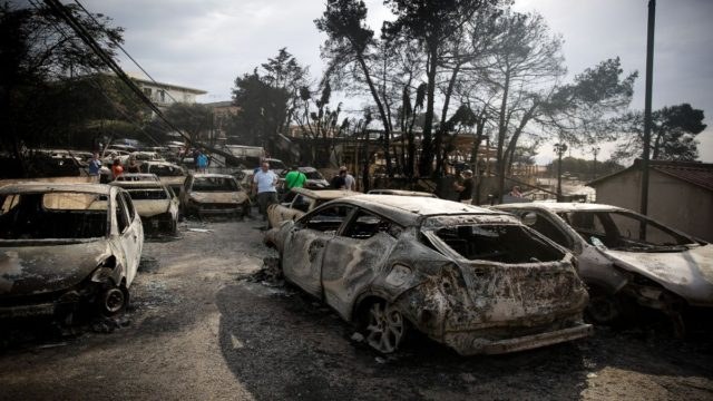 Πυρκαγιά στο Μάτι: Εικόνες ντροπής στην Ευελπίδων! Αντιδράσεις από τους συγγενείς των θυμάτων για τη μικρή αίθουσα – Οι συνήγοροι παρακολουθούσαν τη διαδικασία από τα παράθυρα