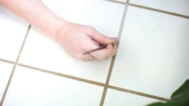 Ο «εχθρός» της μούχλας: Πώς με λίγο κερί μπορούν να γίνουν σαν καινούργια τα πλακάκια του μπάνιου σας