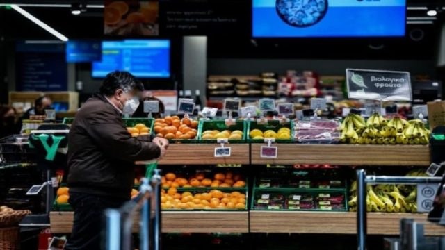 “Φωτιά” στις τσέπες των καταναλωτών: Οργιάζει η αισχροκέρδεια! Άνοδος στις τιμές – Ποια προϊόντα μίκρυναν τις συσκευασίες τους (Video)