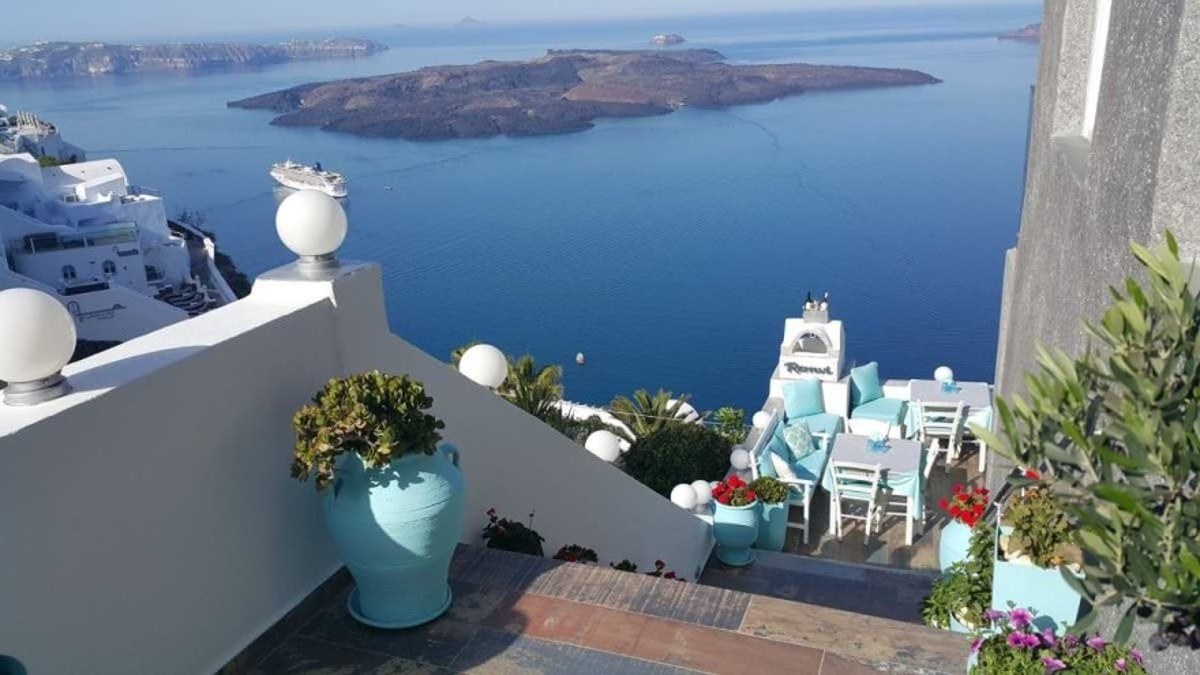 Remvi Restaurant: Το εστιατόριο στη Σαντορίνη με τις μοναδικές γεύσεις και την παραδεισένια τοποθεσία