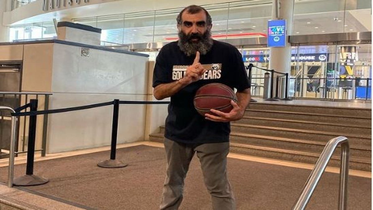 Ο πραγματικός «Greek Freak»: 70χρονος Έλληνας ταξιτζής στη Νέα Υόρκη γίνεται viral παίζοντας… τρελό μπάσκετ!