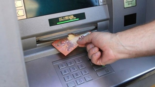 Τρέξτε στα ATM: «Κλείδωσε» επίδομα 140 ευρώ – Ποιοι θα το δουν στους λογαριασμούς τους