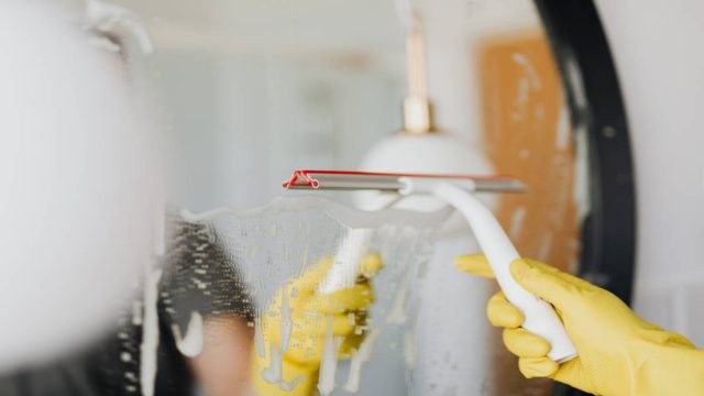 Σαν καινούριοι: Το απόλυτο μυστικό με ξύδι και λεμόνι για να λαμποκοπάνε οι καθρέφτες στο μπάνιο