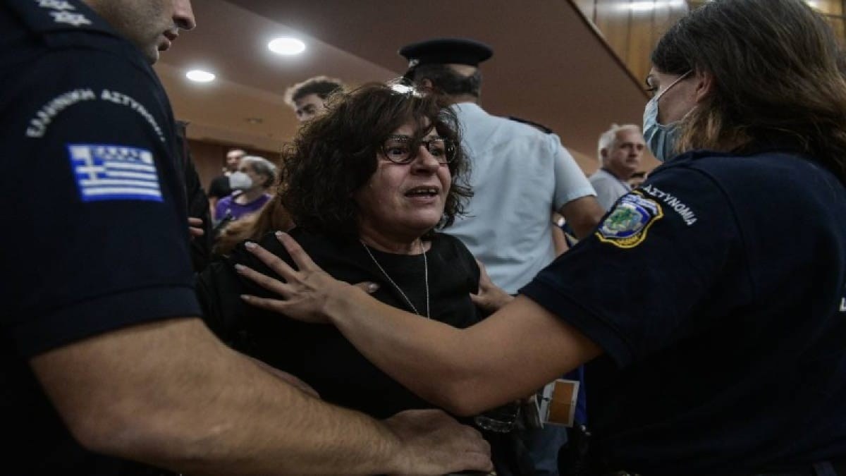 Δίκη Χρυσής Αυγής: «Είδα τον Παύλο πεσμένο, χτυπημένο, στην αγκαλιά της Χρύσας! Μου είπε ότι τον μαχαίρωσαν» – Σοκαριστική κατέθεσε φίλου του (Video)