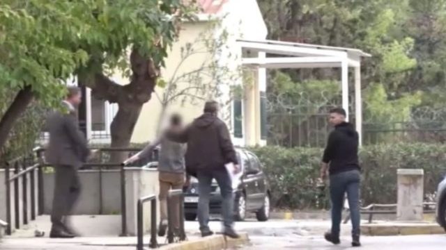 Μάνδρα: Ελεύθερος μετά την απολογία του ο 14χρονος που σκότωσε τον 17χρονο αδερφό του – Η πρώτη ποινή που του επιβλήθηκε (video)