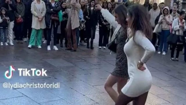 Ούτε τσιφτετέλι τέτοια πέραση: Ελληνίδες χορεύουν Ικαριώτικο στο Παρίσι και γίνονται viral!