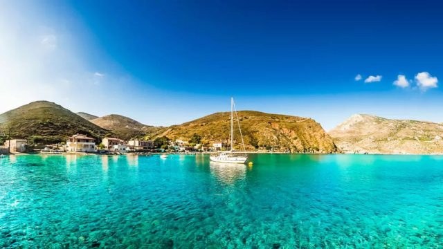 Το παραθαλάσσιο χωριό της Μάνης με την εντυπωσιακή παραλία που θυμίζει πίνακα ζωγραφικής