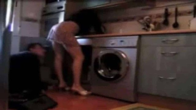 Έβαλε κρυφή κάμερα για να δει τι κάνει η γυναίκα του όταν λείπει από το σπίτι! Απλά δείτε τι κατέγραψε όταν μπήκε ο υδραυλικός!