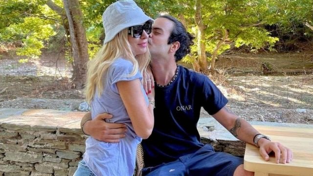 Τον έχει…σαν παιδί της η Ελένη Μενεγάκη: Αυτός είναι ο κολλητός του Άγγελου Λάτσιου – Ποια είναι η διάσημη μητέρα του (photos)