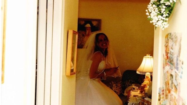 Ήταν και οι δυο τους έτοιμοι για το γάμο: Όταν έσκυψε να δει το νυφικό της η νύφη, όμως, διαπίστωσε κάτι τρομακτικό