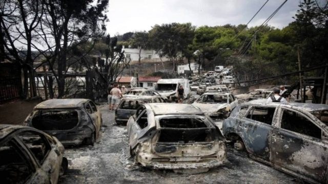 Δίκη για τη πυρκαγιά στο Μάτι: «Ο αδελφός μου θα είχε σωθεί αν δεν είχε ακούσει τις Αρχές» – Kατάθεση «καταπέλτης» δικηγόρου που έχασε τον αδελφό της (Video)