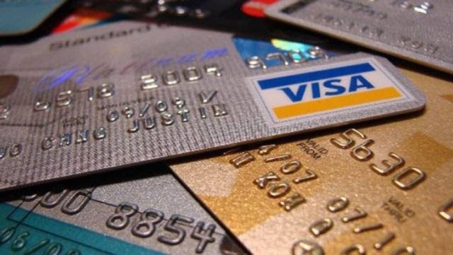 Οι σύγχρονοι Μπόνι και Κλάιντ της Κύπρου: Νεαρό ζευγάρι ”έκανε την ζωή του” με εκατοντάδες κλεμμένες κάρτες