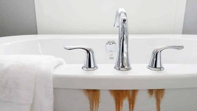 Σκουριά στο μπάνιο: Οι 3 μαγικές συνταγές που θα σας λύσουν άμεσα το πρόβλημα
