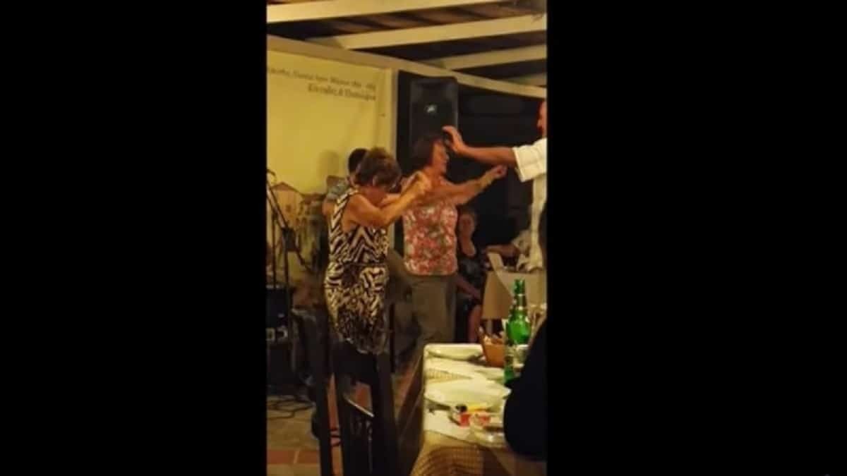 Όλα τα βλέμματα στη γιαγιά – Χόρεψε ανεπανάληπτο τσιφτετέλι και «μάγεψε» τα πλήθη (video)