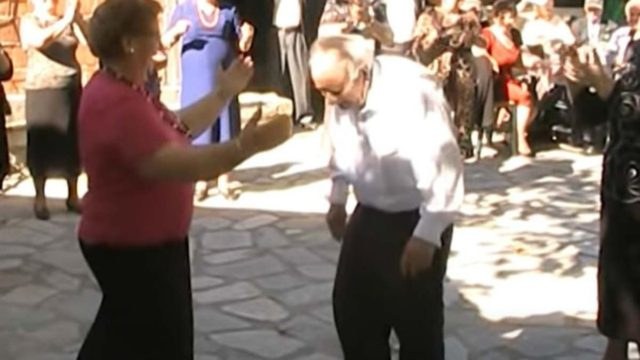 Έγιναν…viral με το τσιφτετέλι τους: Παππούς 100 ετών δίνει…ρέστα στο χορό μαζί με τη γιαγιά (Video)