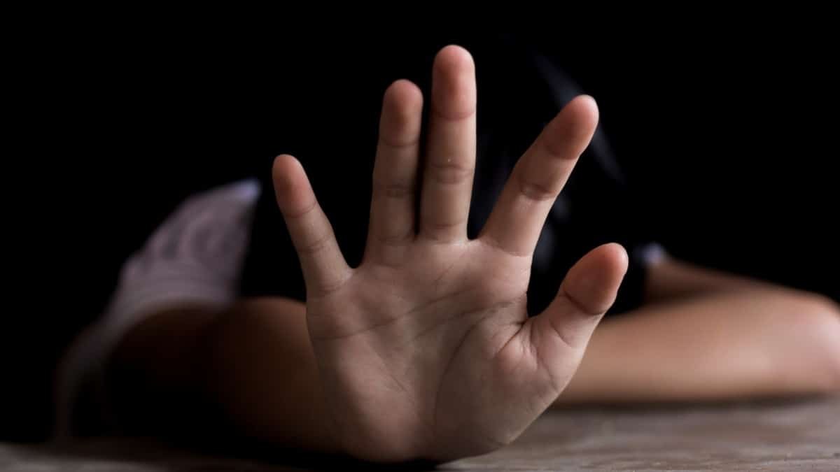 Πετράλωνα – 17χρονος: «Ξαπλώναμε με τον πατέρα και με χούφτωνε – Ζήσαμε 10 όργια με βιασμούς»