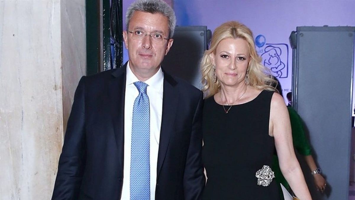 «Φτυστοί» ο Νίκος Χατζηνικολάου: Η φοβερή ομοιότητα με τους δύο γιους του από το γάμο με την Κρίστη Τσολακάκη
