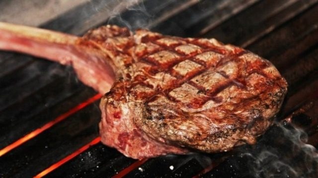 Οι πιο νόστιμες χοιρινές μπριζόλες στον φούρνο – Το κόλπο που απογειώνει τη γεύση!