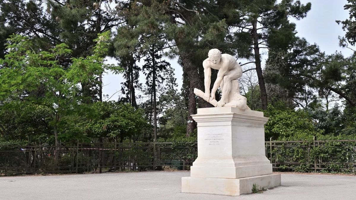 Το άγαλμα με την ασύλληπτη ιστορία στην καρδιά της Αθήνας – Ο απίστευτος λόγος που έμεινε κλεισμένο σε εργαστήρι για 38 χρόνια