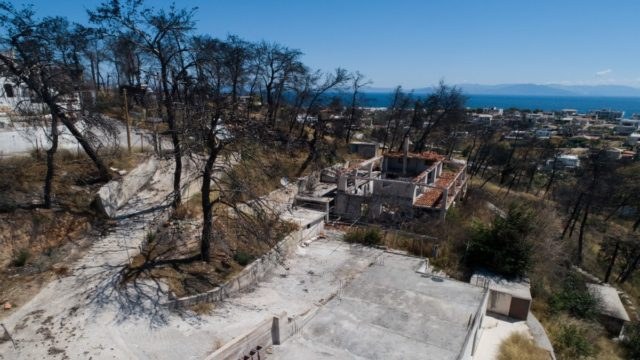 Δίκη για την πυρκαγιά στο Μάτι: «Τα είδα όλα, πτώματα σε κατάσταση Πομπηίας» – Νέα ανατριχιαστική μαρτυρία (Video)