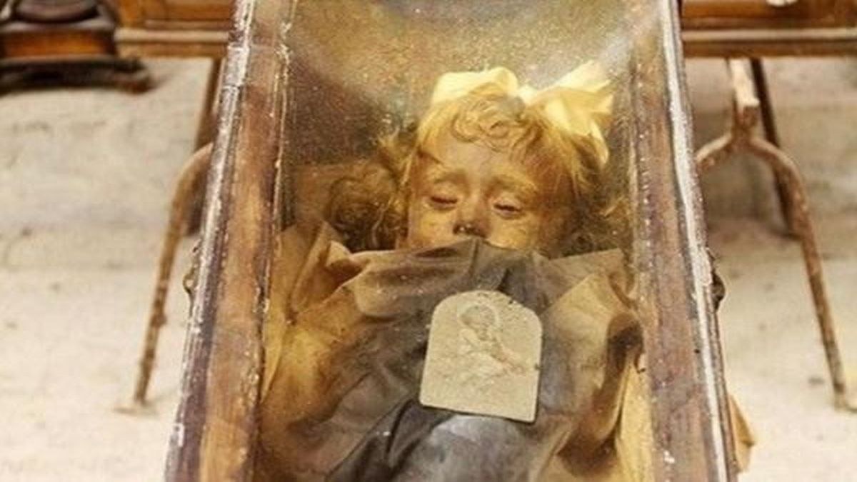 Αυτό το μικρό κοριτσάκι πέθανε πριν από 95 χρόνια. Όταν αιφνιδιαστικά… άνοιξε τα μάτια της! (photos)