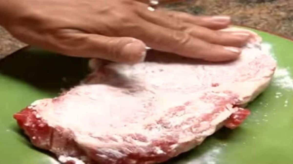Πάνω σε ένα κομμάτι κρέας βάζει μαγειρική σόδα! Ο λόγος; Πανέξυπνος!