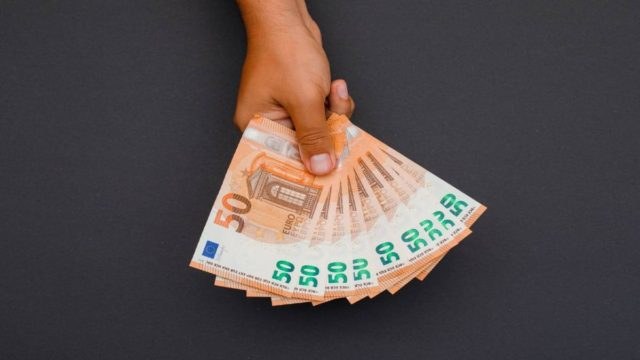 Επίδομα «έκπληξη» για χιλιάδες δικαιούχους – Έτσι θα πάρετε 450 ευρώ