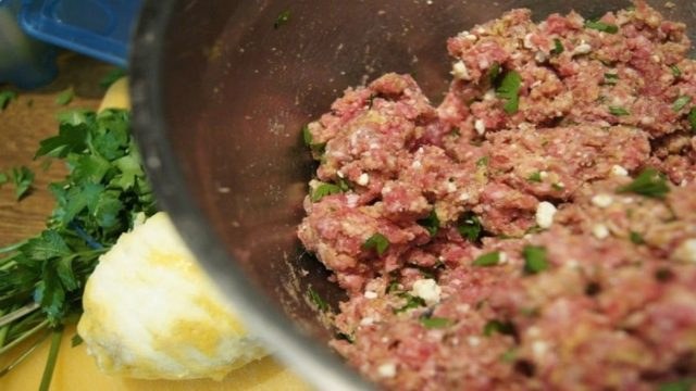 Το καθημερινό υλικό που θα απογειώσει τα μπιφτέκια σας – Η κουταλιά που κάνει τη διαφορά
