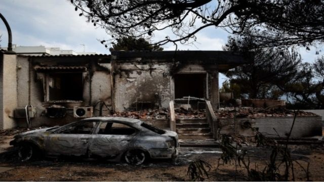 Ξαναζωντάνεψε ο εφιάλτης στο Μάτι: «Νόμιζα ότι ήταν ξύλα που καιγόντουσαν αλλά… ήταν οι γονείς μου» – Ανατριχιαστικές καταθέσεις μαρτύρων (Video)