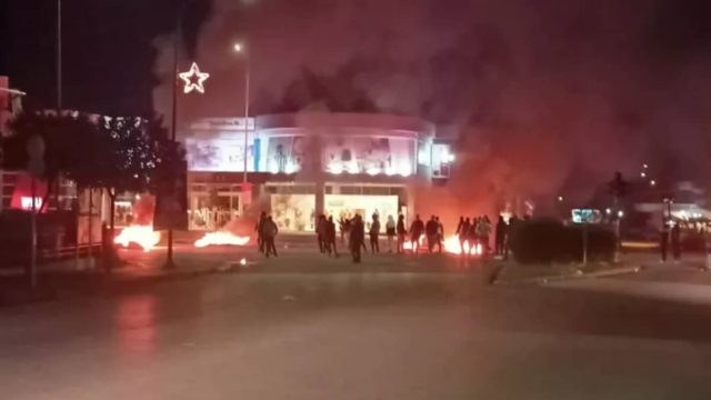 Νέα επεισόδια στον Κορυδαλλό: Φωτιές έχουν ανάψει οι Ρομά στο Σχιστό – Πετούν αντικείμενα στους αστυνομικούς