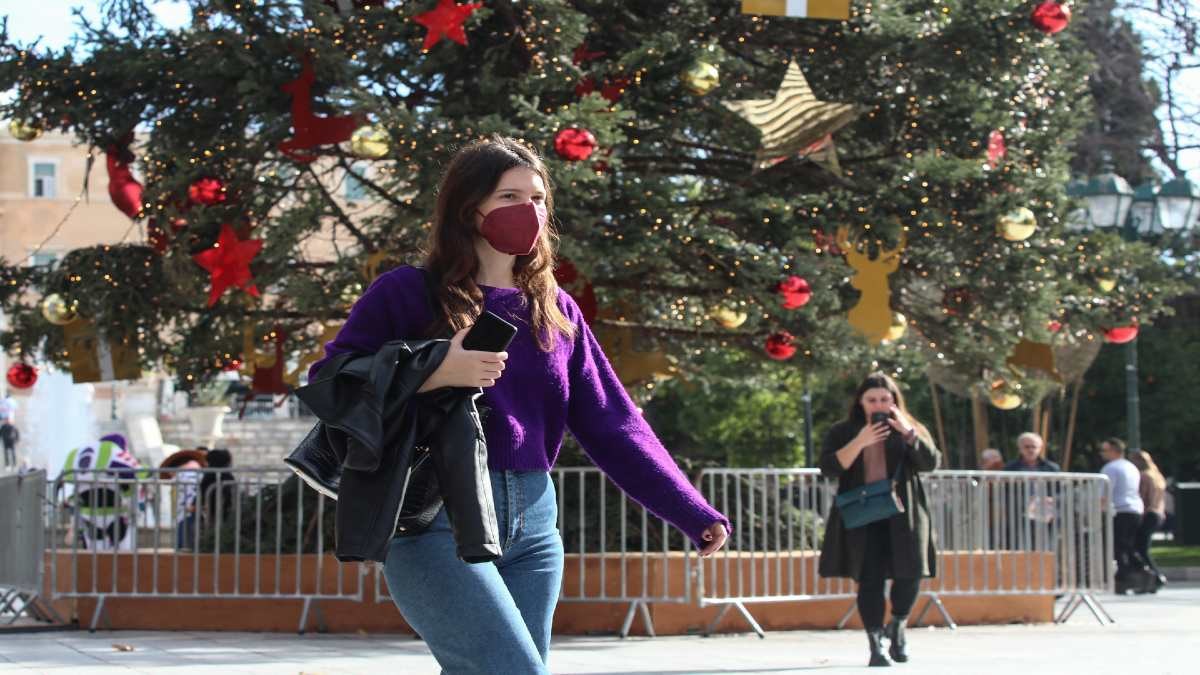 Σαρώνουν κορωνοϊός, γρίπη και ιώσεις: Σε «κόκκινο» συναγερμό οι ειδικοί – Έρχεται έξαρση μετά τις γιορτές (Video)