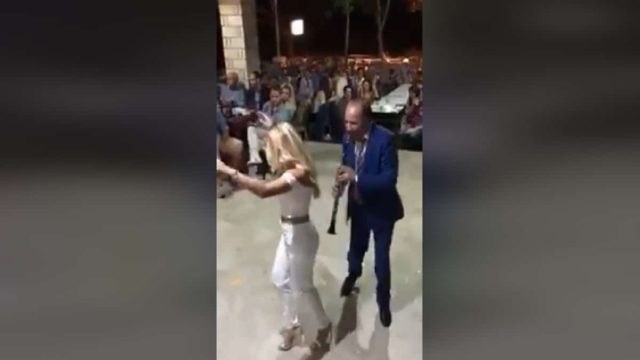 Αναστέναξαν τα κλαρίνα: Το σόλο τσιφτετέλι ξανθιάς καλλονής θα σας κάνει να “τρελαθείτε” με το λίκνισμά της (Video)