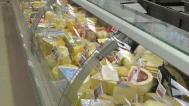 Μόλις δείτε την εικόνα από τα τυριά στο σούπερ μάρκετ δεν θα αγοράσετε ποτέ ξανά