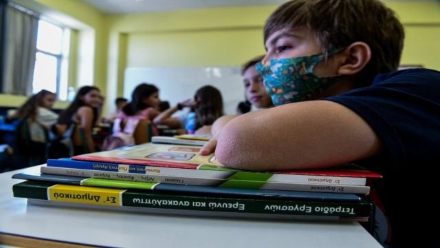 Σχολεία – Οριστικές αποφάσεις του Υπουργείου Παιδείας: Πότε ανοίγουν μετά τις Γιορτές και ποιοι μαθητές θα μένουν σπίτι (video)