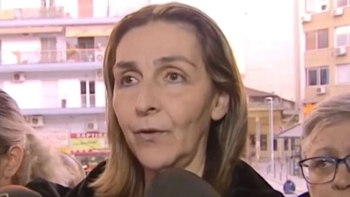 «Είμαι η μητέρα του Αλκη, κοιτάξτε με! Σηκώστε το κεφάλι!»: Συγκλόνισε η μητέρα Καμπανού κοιτώντας τους 12 κατηγορούμενους (Video)