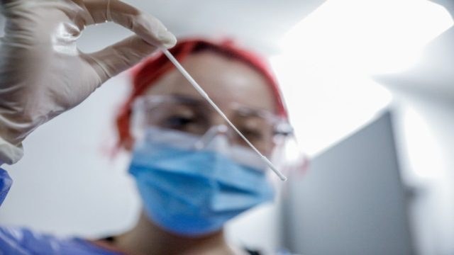 ΕΟΔΥ: «Θερίζει» η γρίπη σε όλες τις ηλικίες – Αύξηση εισαγωγών και 141 θάνατοι από κορωνοϊό