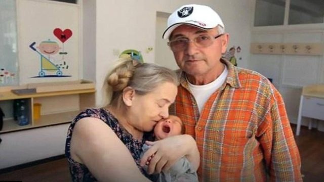 60χρονη γιαγιά γέννησε μετά από… 20 χρόνια – Ο άντρας την παράτησε επειδή…