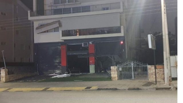 Συναγερμός στη Γλυφάδα: Έκρηξη σε πλυντήριο αυτοκινήτων – Σύζυγος γνωστού μοντέλου ο ιδιοκτήτης (Video)