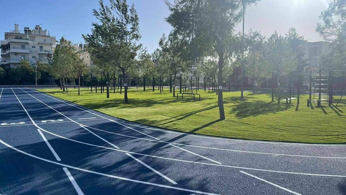 Αυτό είναι το νέο σύγχρονο γήπεδο στίβου στη Γλυφάδα – Δείτε το βίντεο