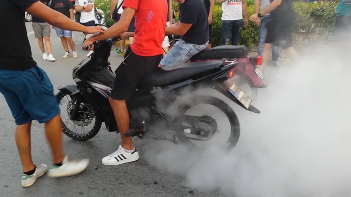 Συζητάνε 3 κάγκουρες στο Περιστέρι για γκομενικά: Το ανέκδοτο της ημέρας (13/1)