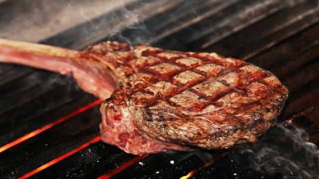 Μες στα ζουμιά: Κάντε την μπριζόλα «λουκουμάκι» με αυτό το έξυπνο κολπάκι