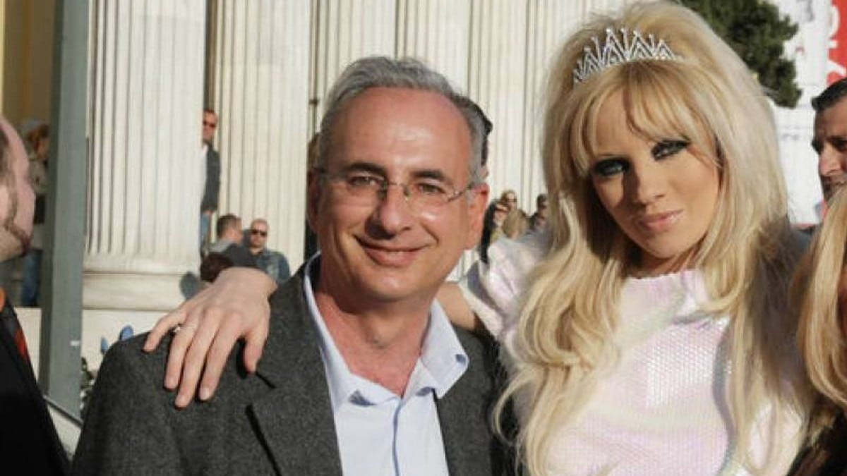Κόλαφος η Τζούλια Αλεξανδράτου για τον πατέρα της: «Μου έπαιρνε χρήματα, με χώρισε από τη μητέρα μου και…»