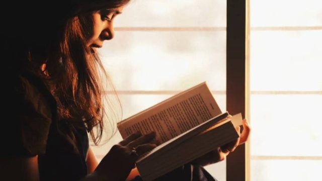 4 + 1 λογοτεχνικά βιβλία που πρέπει να διαβάσεις τη νέα χρονιά