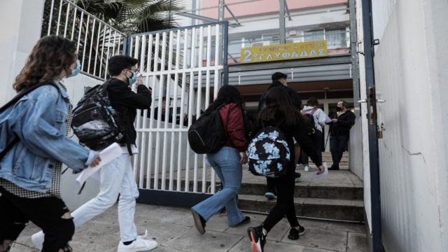 Σχολεία: Πρώτο κουδούνι για το 2023 με “κοκτέιλ” ιώσεων και κορωνοϊού – Τι ισχύει για μαθητές με συμπτώματα, απουσίες και μάσκες (Video)