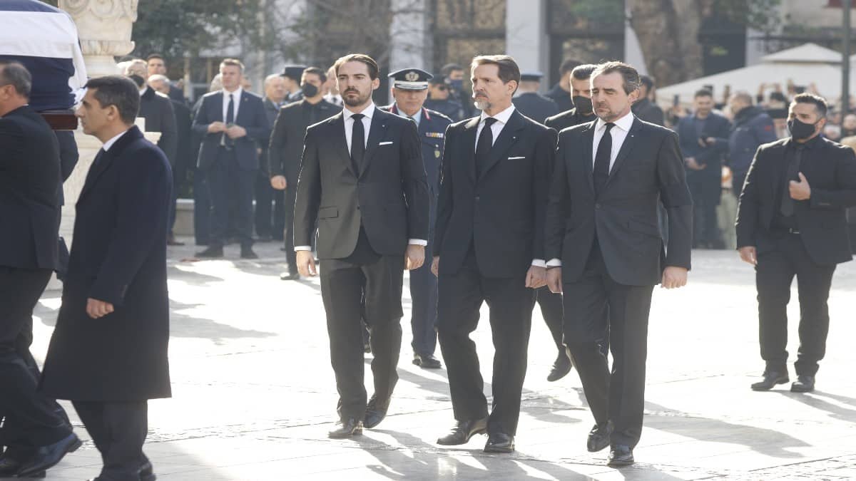 Ξεκίνησε η κηδεία τέως βασιλιά Κωνσταντίνου: Ουρές 2 χιλ. έξω από το Παρεκκλήσι – «Αθάνατος» φώναζε το πλήθος & έψαλλαν τον Εθνικό Ύμνο (LIVE VIDEO)