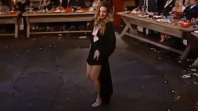 Όπως δεν την έχετε ξαναδεί: Η Αθηνά Οικονομάκου χορεύει τσιφτετέλι και «γονατίζει» τους πάντες