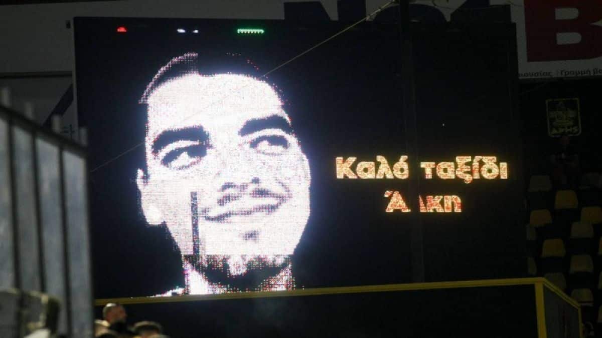 Δολοφονία Καμπανού: «Ήταν λες και είχαμε μπει σε σφαγείο! Τον βρήκα σε μια λίμνη αίματος» – Ανατριχιάζει η κατάθεση του αστυνομικού που βρήκε τον Άλκη (Video)