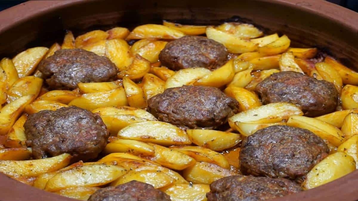 “Μπαμπάτσικα” μπιφτέκια: Το μυστικό με ξύδι και άλλα 2 υλικά για να γίνουν αφράτα και ζουμερά