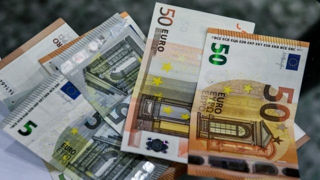 «Κόφτης» στο πολυαναμενόμενο επίδομα – Ποιοι χάνουν από 200 έως 300 ευρώ